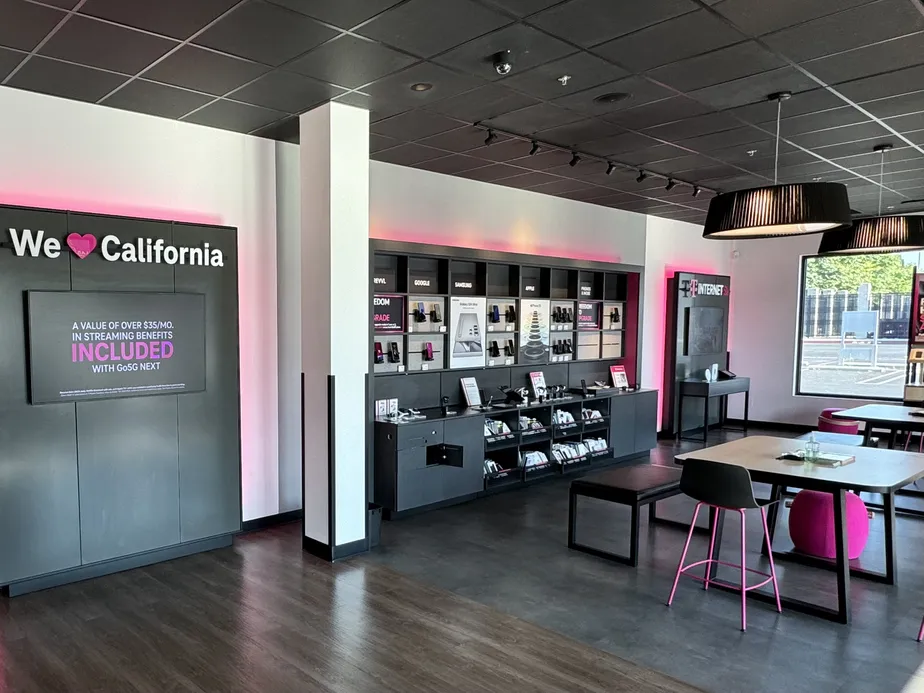 Foto del interior de la tienda T-Mobile en Scotts Valley Square, Scotts Valley, CA