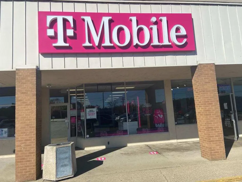 Exterior photo of T-Mobile store at Dixie Hwy & Lonestar Rd, Louisville, KY