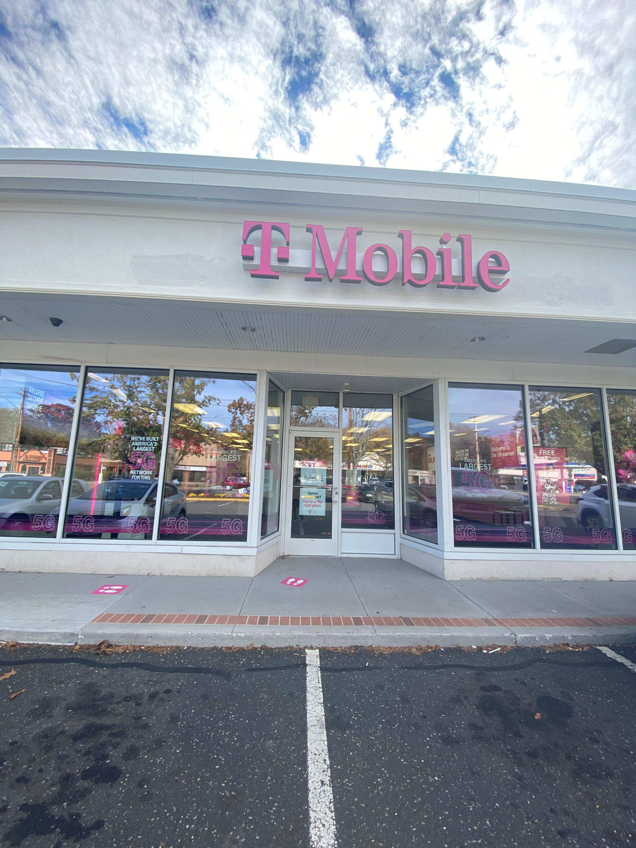  Exterior photo of T-Mobile store at Black Rock Tpke & Stillson Rd, Fairfield, CT 