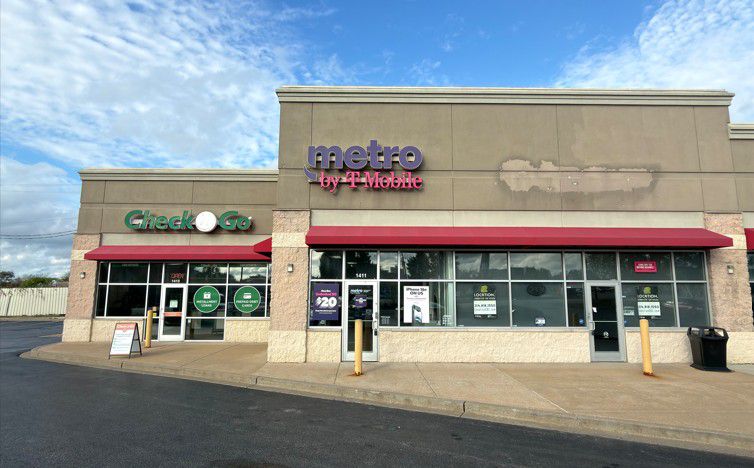Metro by T-Mobile 1411 N Grand Blvd - 1411 N Grand Blvd 