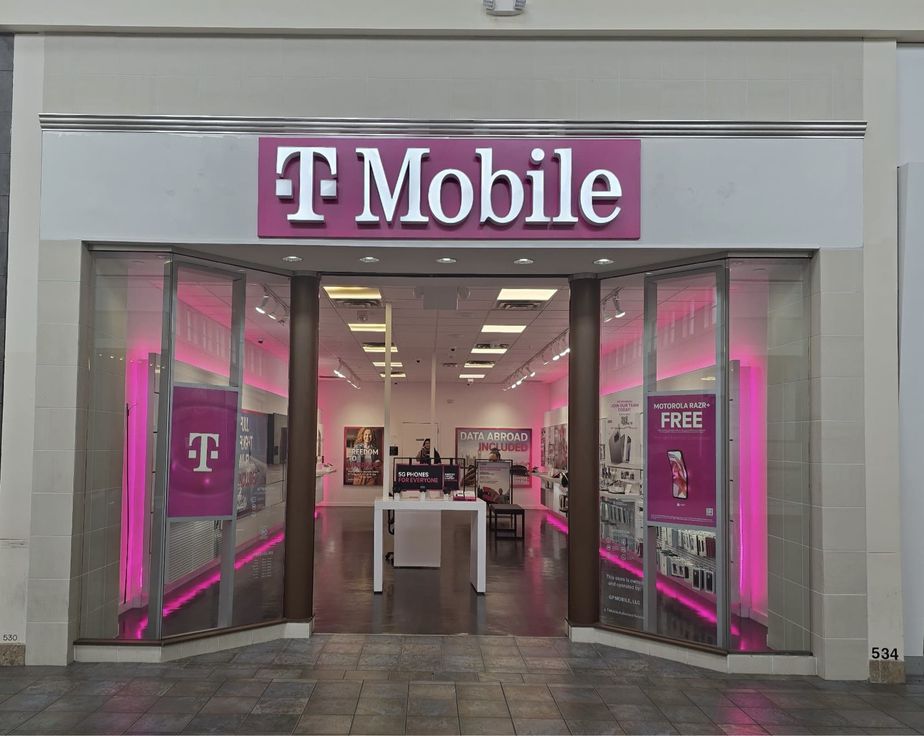Exterior photo of T-Mobile Store at Indian River Mall, Vero Beach, FL