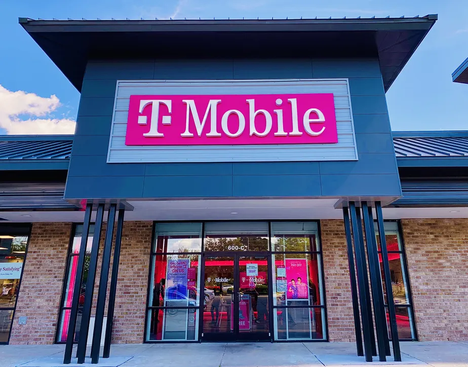 Foto del exterior de la tienda T-Mobile en Arlington Plaza, Greenville, NC