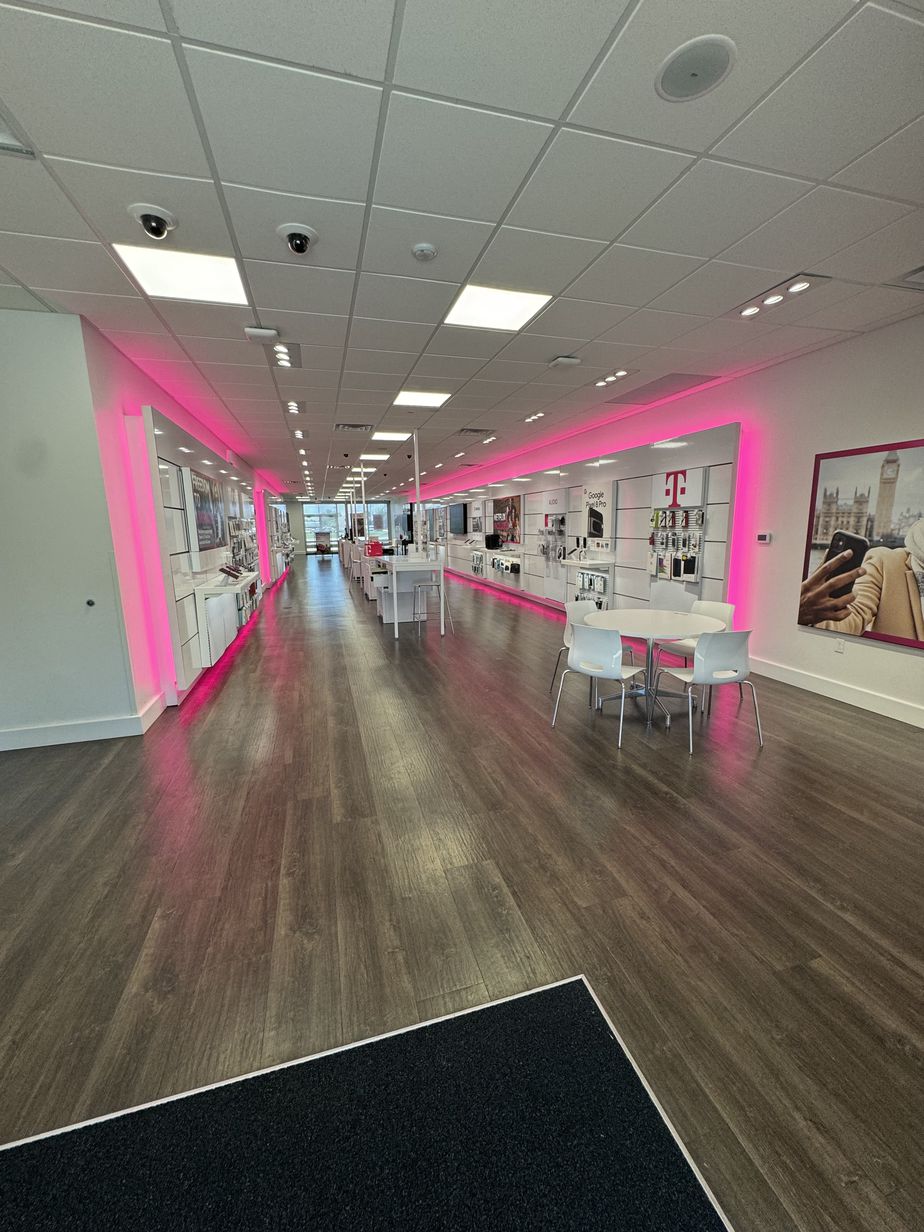 Interior photo of T-Mobile Store at Veterans & Richland, Metairie, LA