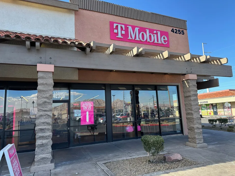 Foto del exterior de la tienda T-Mobile en Charleston & Lamb, Las Vegas, NV
