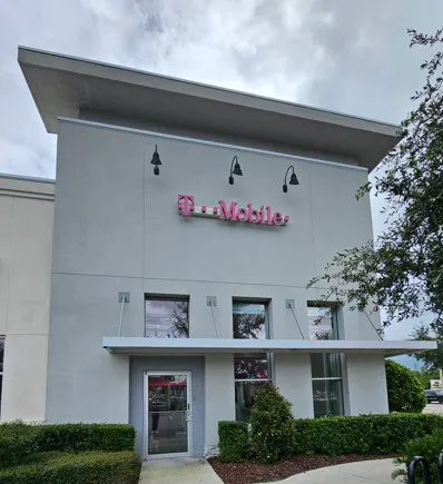  Exterior photo of T-Mobile Store at E Colonial Dr & Avalon Park S Blvd, Orlando, FL 