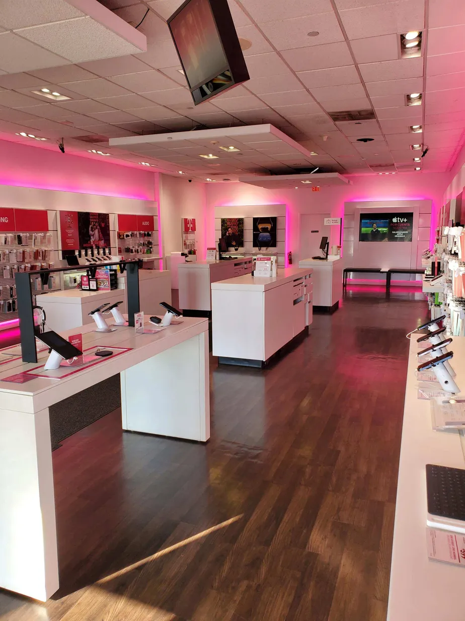 Foto del interior de la tienda T-Mobile en Laurel Lakes Centre, Laurel, MD