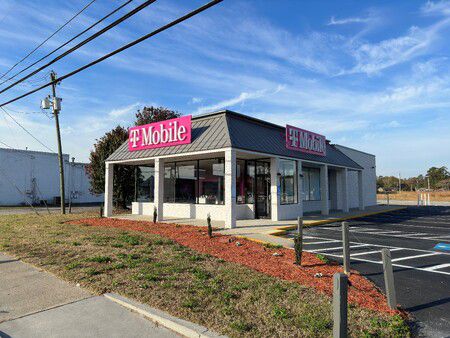 Exterior photo of T-Mobile Store at US-52 & Marion St, Lake City, SC