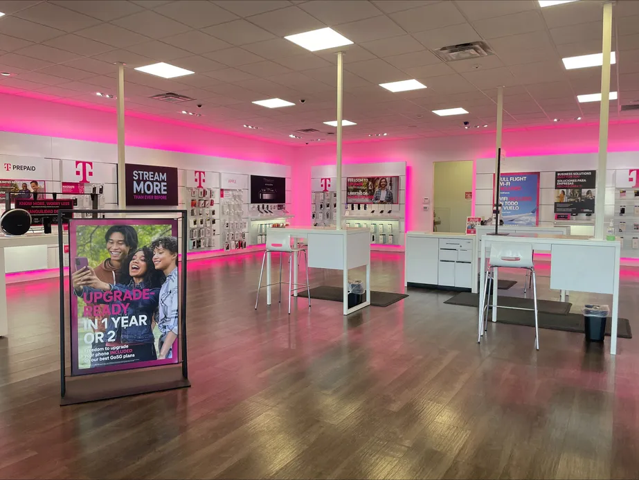 Foto del interior de la tienda T-Mobile en St Michaels, Santa Fe, NM
