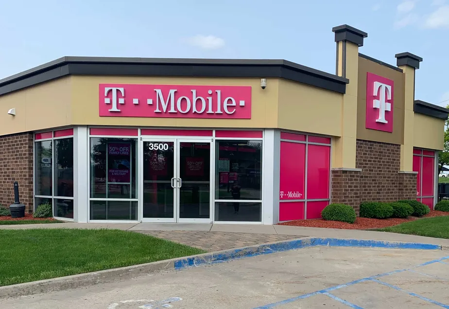 Exterior photo of T-Mobile store at Williams Blvd Sw & Edgewood Rd Sw, Cedar Rapids, IA 