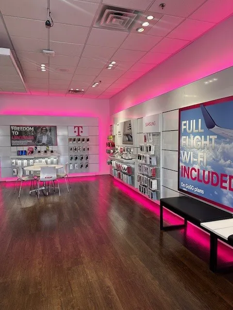 Foto del interior de la tienda T-Mobile en Durango & 215, Las Vegas, NV