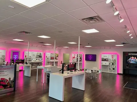 Foto del interior de la tienda T-Mobile en N Washington Hwy & England St, Ashland, VA