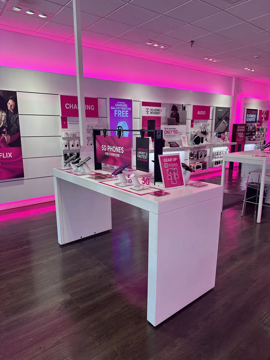  Interior photo of T-Mobile Store at Nob Hill & Sunrise, Plantation, FL 