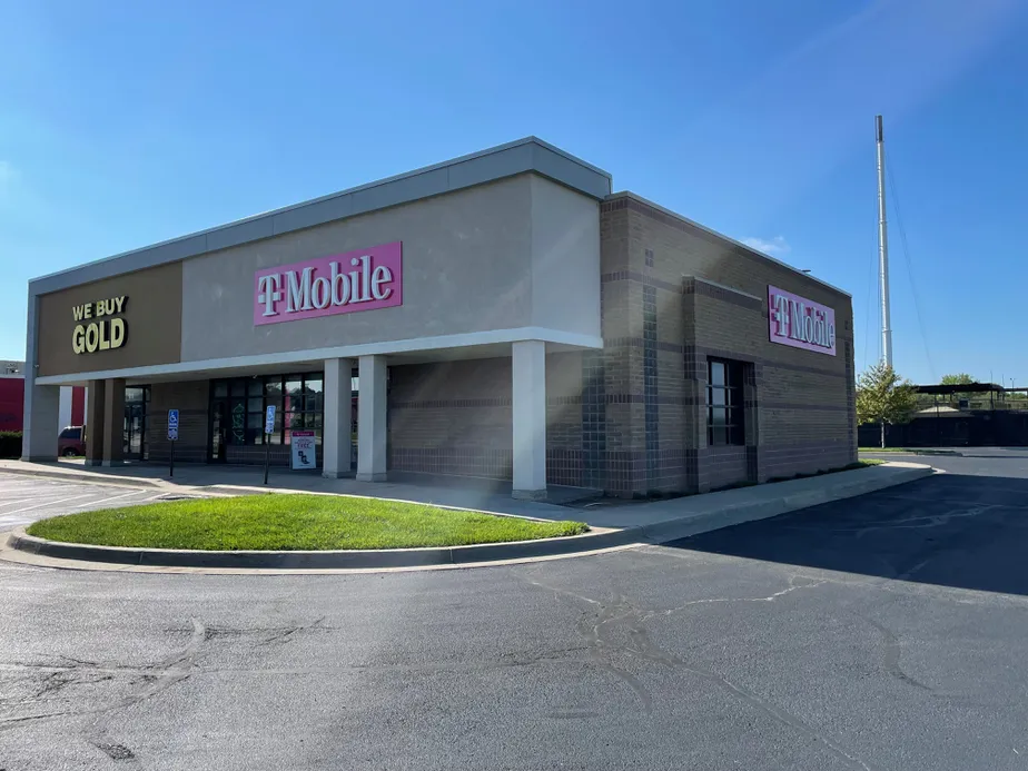 Exterior photo of T-Mobile Store at Barry Rd & US 169, Kansas City, MO