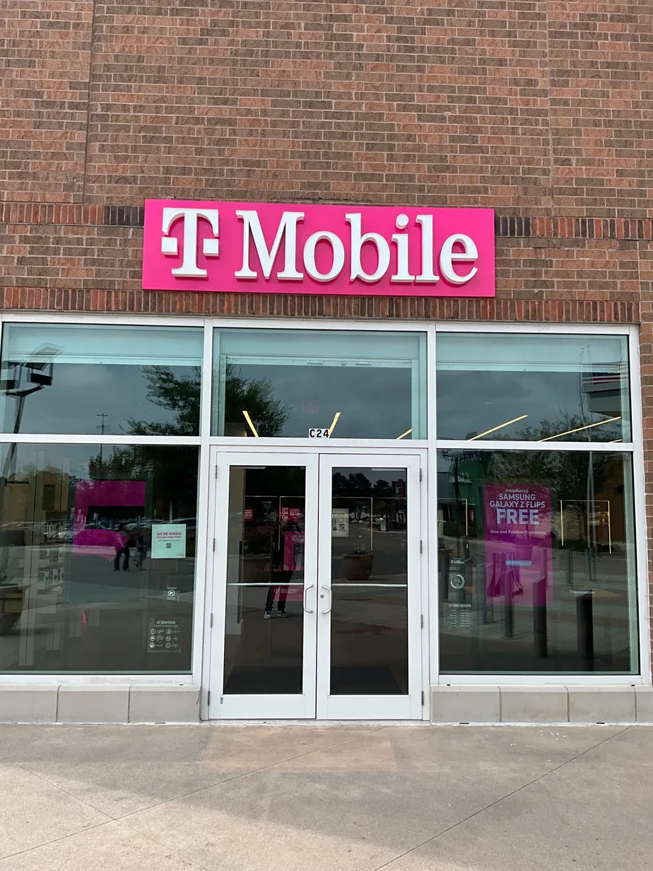 Foto del exterior de la tienda T-Mobile en Lynnhaven Mall, Virginia Beach, VA