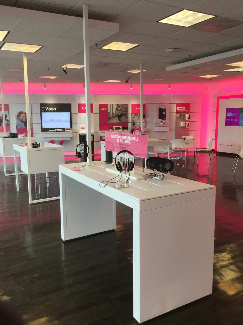 Foto del interior de la tienda T-Mobile en Rt. 10 & MT Pleasant Avenue, East Hanover, NJ