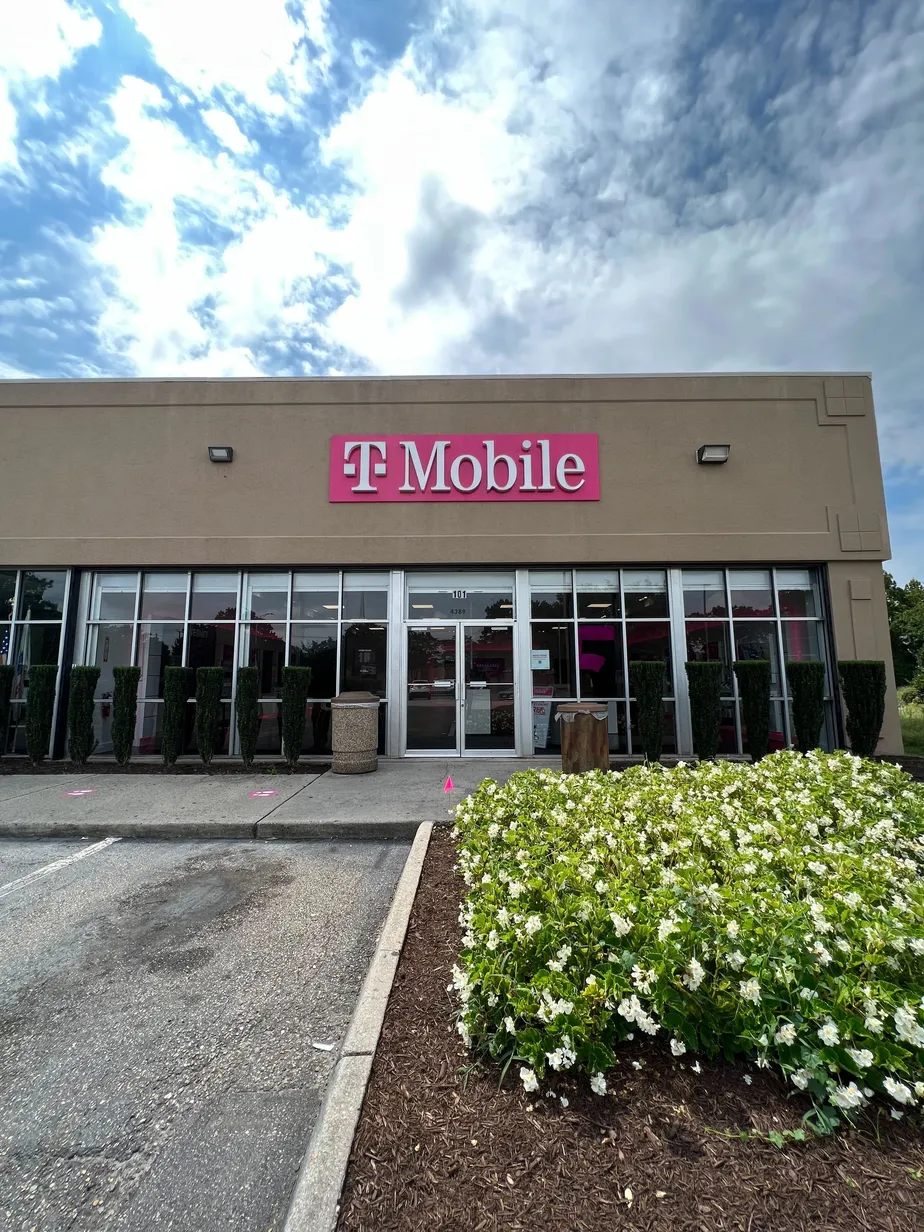 Foto del exterior de la tienda T-Mobile en Silver Brook, Virginia Beach, VA