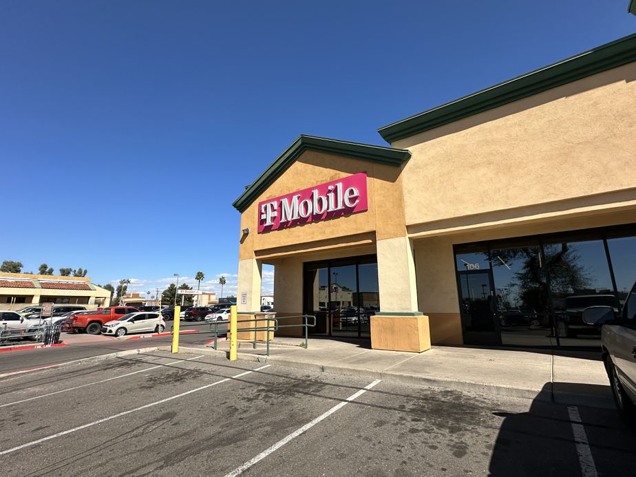 Exterior photo of T-Mobile Store at 75th & Thomas, Phoenix, AZ