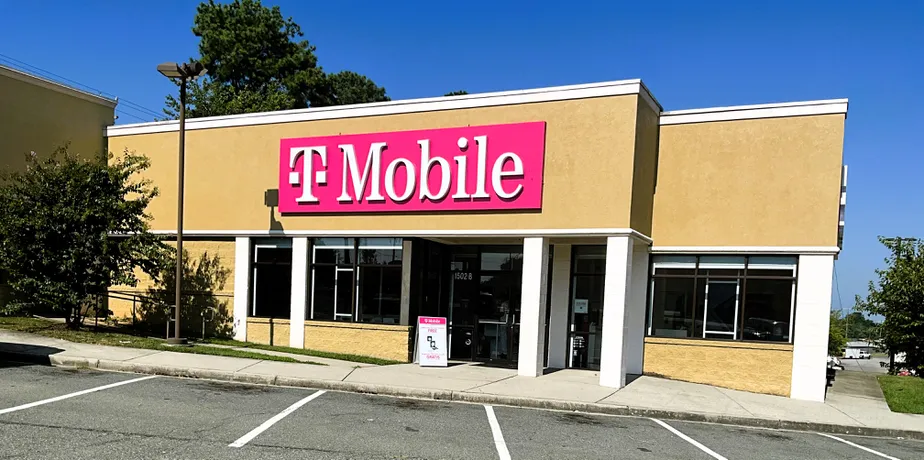 Exterior photo of T-Mobile Store at Parham & Quioccasin, Richmond, VA