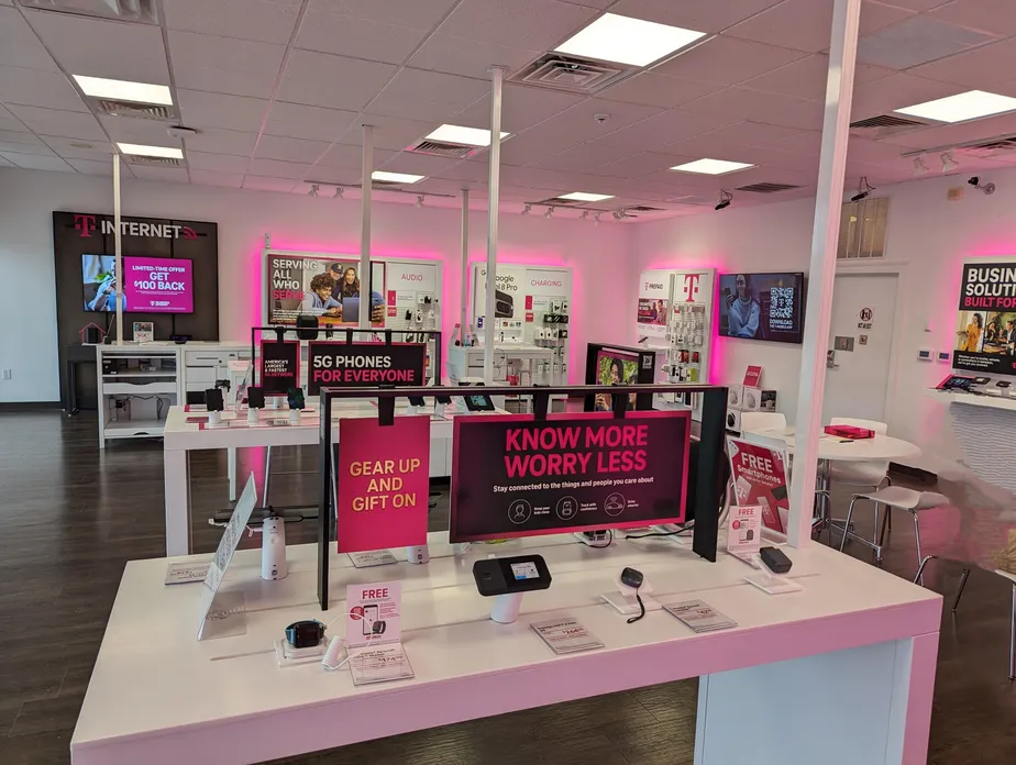 Foto del interior de la tienda T-Mobile en Navy Point Shopping Center, Pensacola, FL