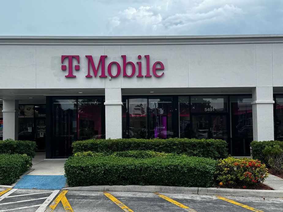 Exterior photo of T-Mobile Store at Hwy 441 & Atlantic, Margate, FL