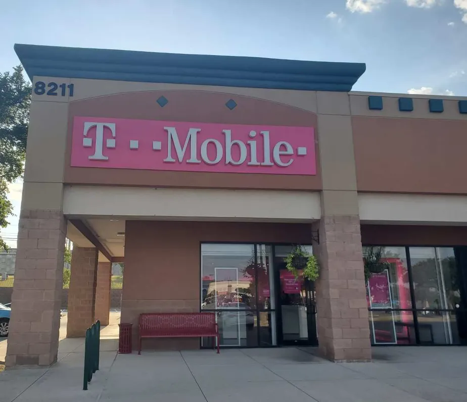 Exterior photo of T-Mobile store at I-35 & Loop 1604, Selma, TX