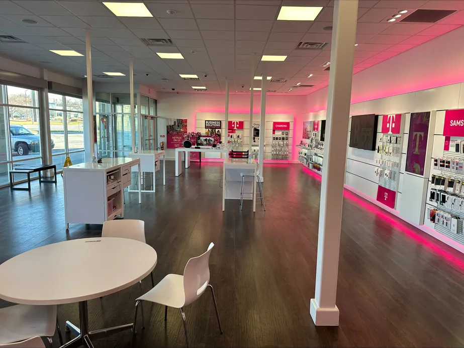 Foto del interior de la tienda T-Mobile en 140th & Center, Omaha, NE