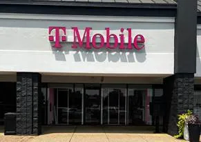 Foto del exterior de la tienda T-Mobile en University Dr & Perimeter Pkwy, Huntsville, AL