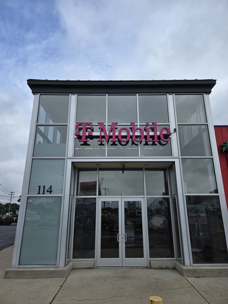 Exterior photo of T-Mobile Store at Route 1 North Saugus, Saugus, MA