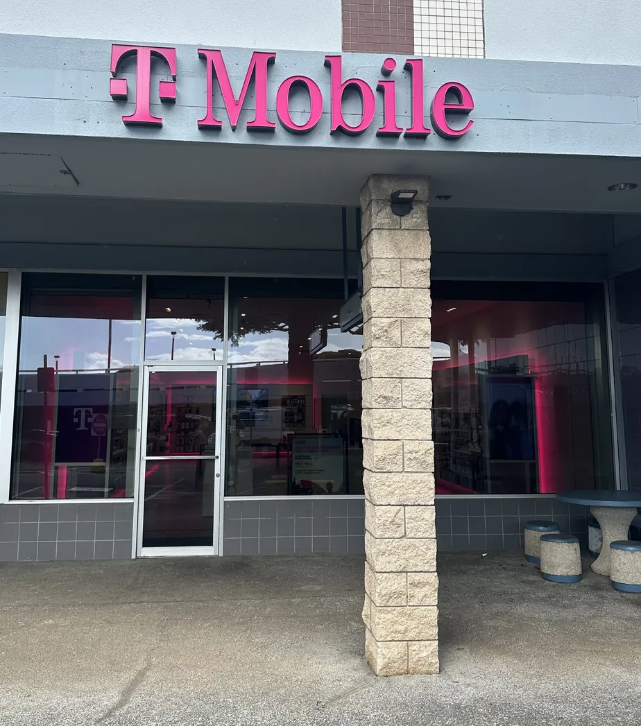  Exterior photo of T-Mobile Store at Kamehameha Shopping Center, Honolulu, HI 