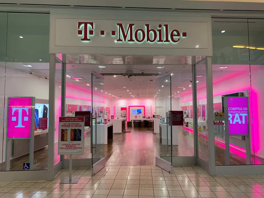 Foto del exterior de la tienda T-Mobile en Plaza Bonita, National City, CA
