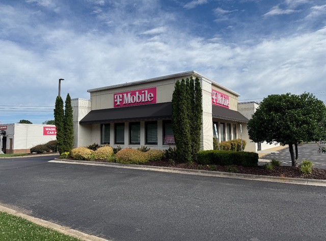 Exterior photo of T-Mobile Store at Sam Furr Rd & Northcross Dr, Huntersville, NC