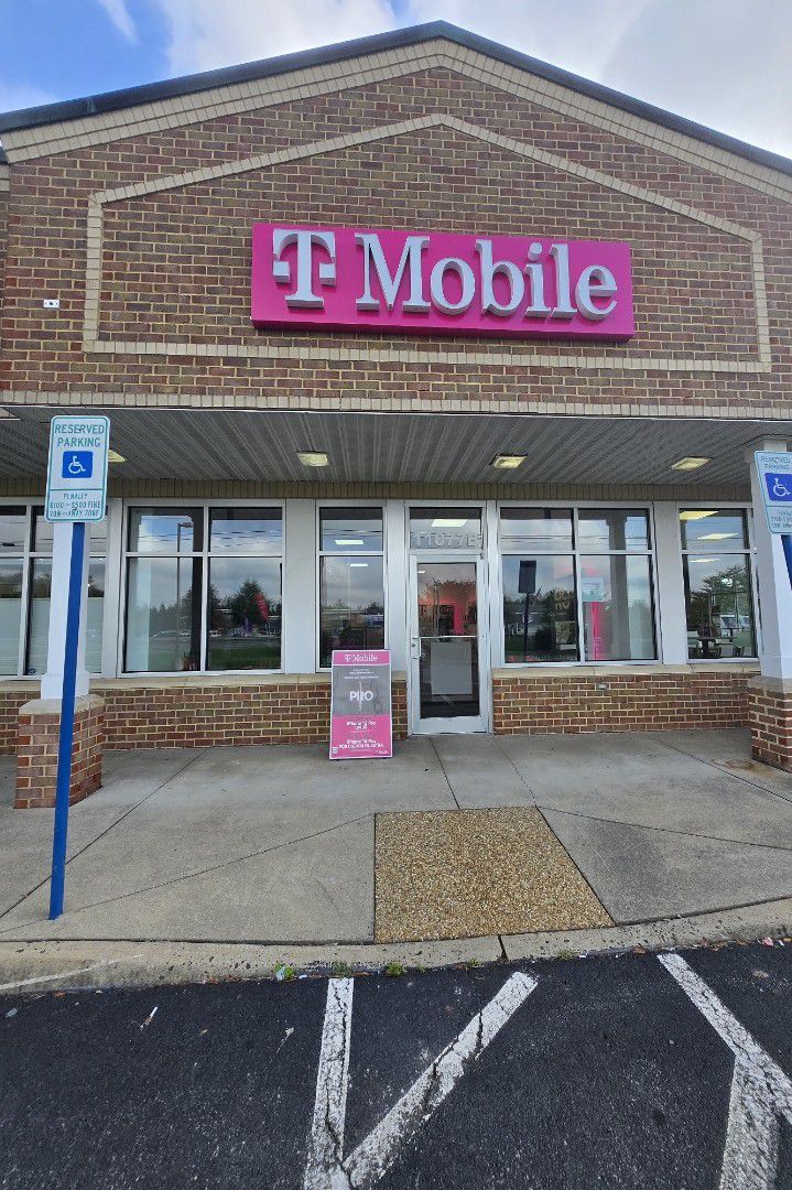 Exterior photo of T-Mobile Store at Marsh & Village Center, Bealeton, VA