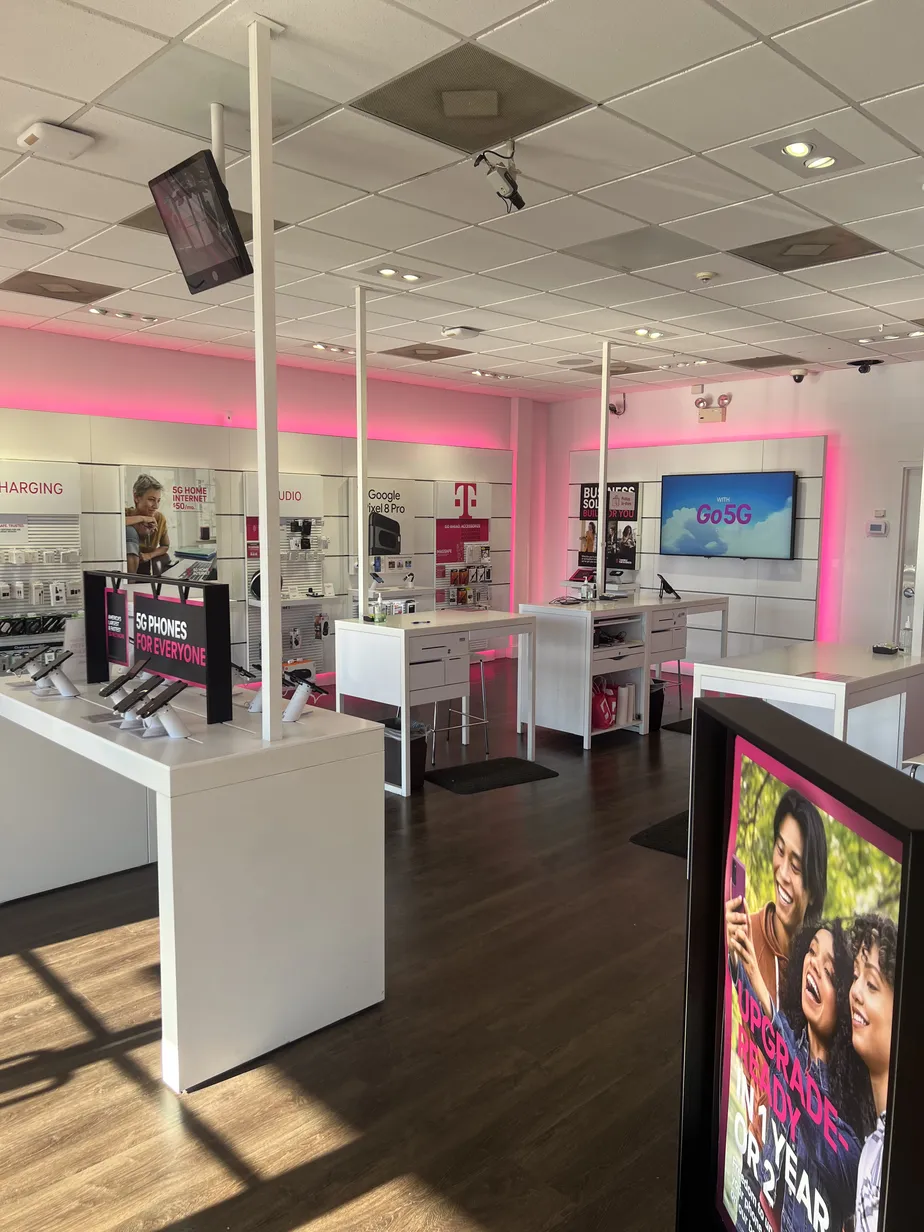 Foto del interior de la tienda T-Mobile en E Victory Dr & Skidaway Rd, Savannah, GA