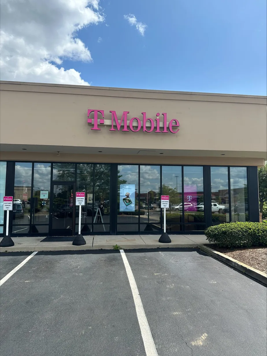 Exterior photo of T-Mobile Store at Mill Run Square, Hilliard, OH