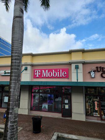 Exterior photo of T-Mobile Store at Palm Court Pavilion, Ft Lauderdale, FL