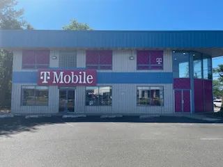 Exterior photo of T-Mobile Store at Rt 38 - Lowes Center, Maple Shade, NJ 