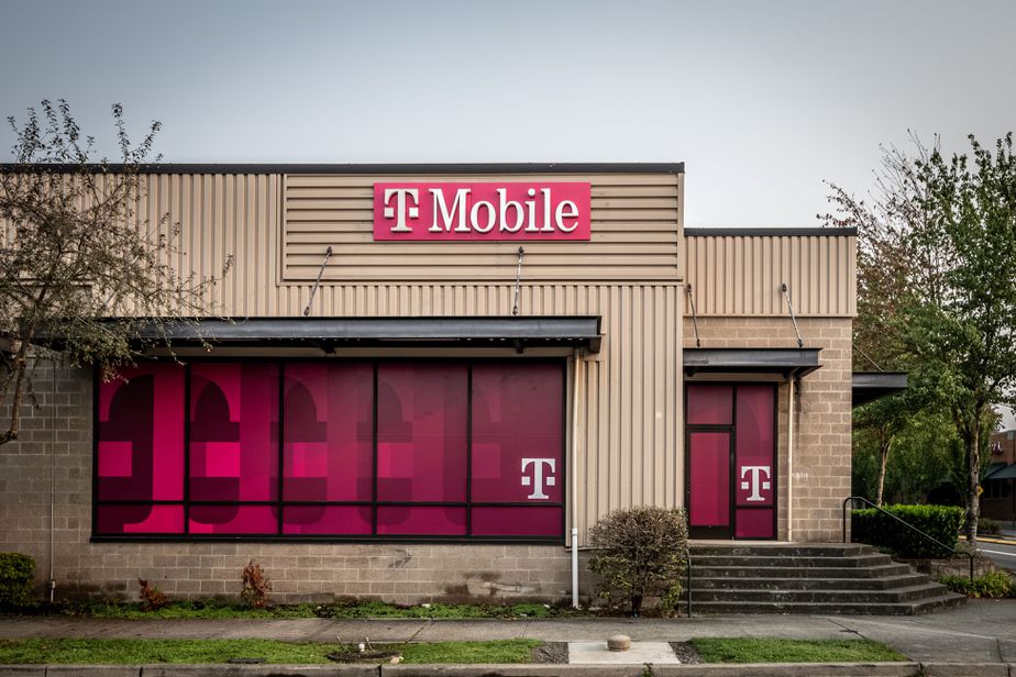 Exterior photo of T-Mobile Store at SE 272nd & SE 172nd, Covington, WA