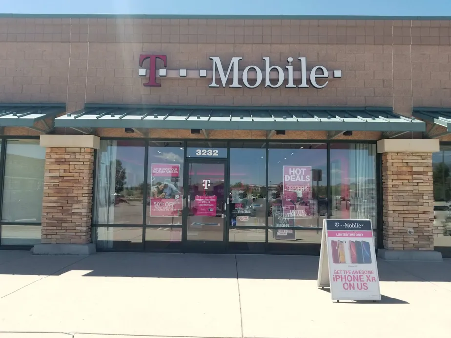 Foto del exterior de la tienda T-Mobile en Centennial & Filmore, Colorado Springs, CO