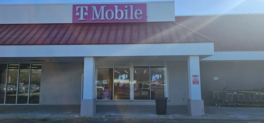 Foto del exterior de la tienda T-Mobile en Kentucky Ave & S Lyons Ave, Indianapolis, IN