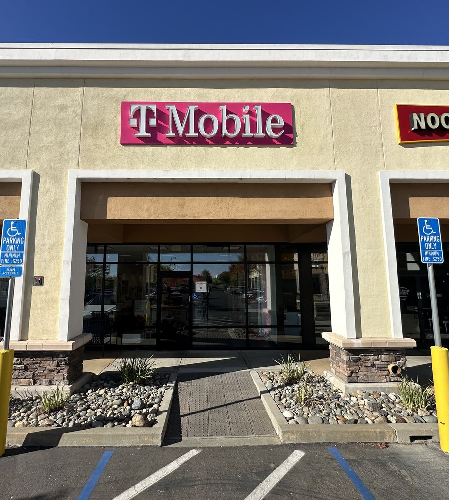 Exterior photo of T-Mobile Store at Sierra College and I80, Rocklin, CA