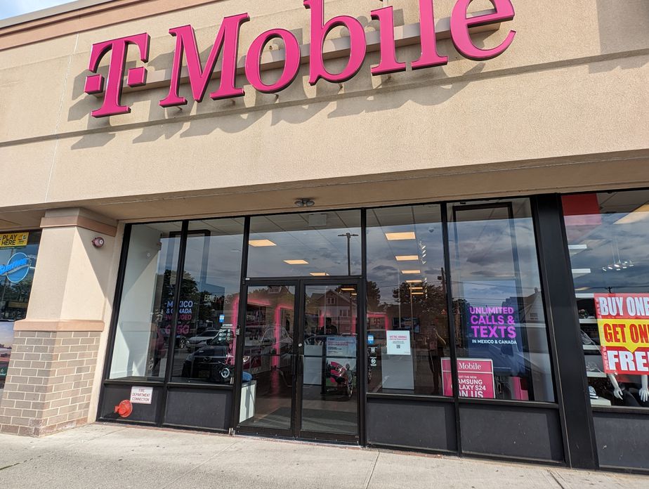 Exterior photo of T-Mobile Store at Broadway & Bellevue Ave, Elmwood Park, NJ