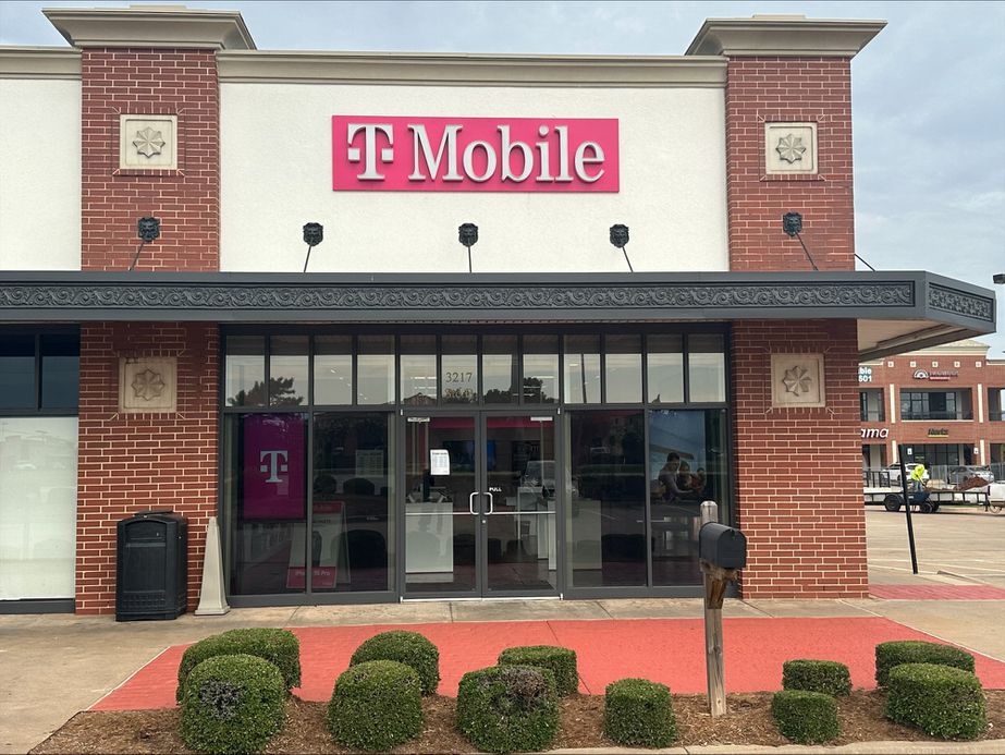 Exterior photo of T-Mobile Store at 33rd & Broadway, Edmond, OK