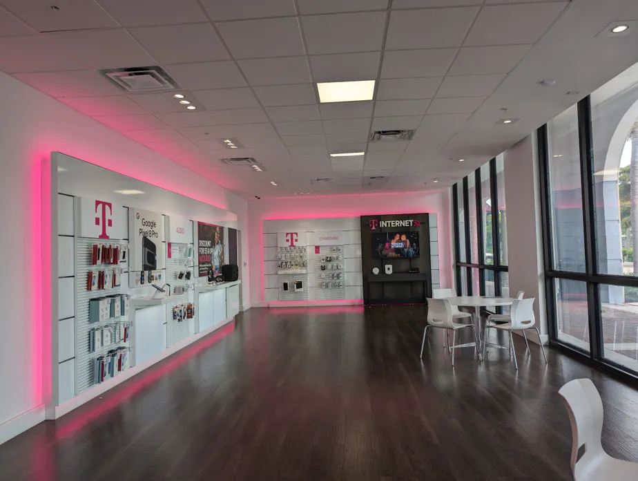  Interior photo of T-Mobile Store at S Tamiami Trl & Andrea Ln, Fort Myers, FL 