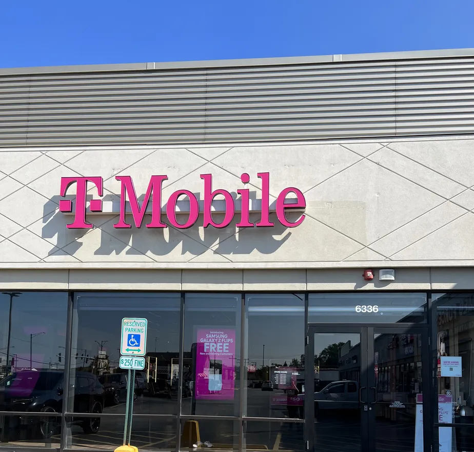 Exterior photo of T-Mobile Store at 95th St & Ridgeland Ave, Oak Lawn, IL