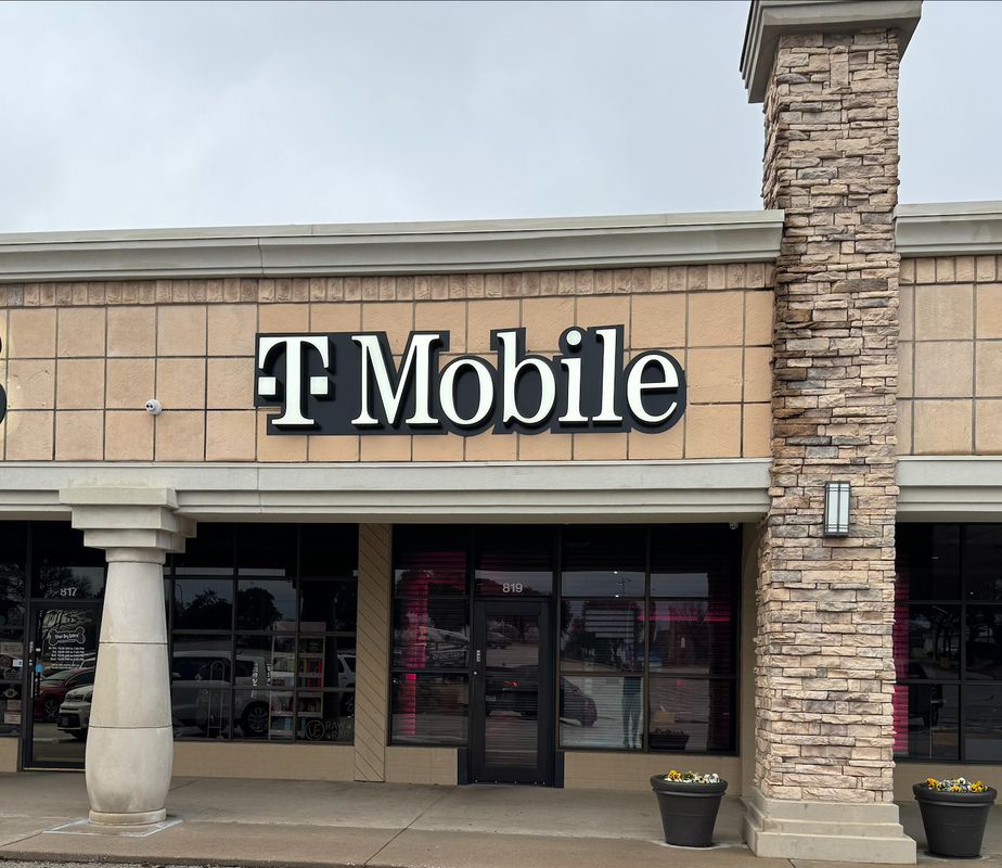 Exterior photo of T-Mobile Store at Parkway Central Center, Arlington, TX