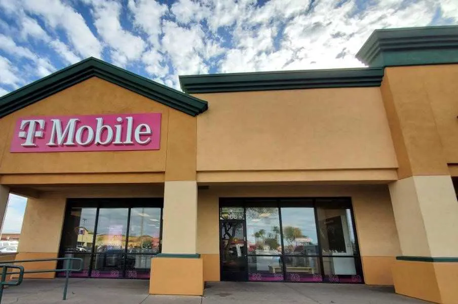 Exterior photo of T-Mobile store at W Thomas Rd & N 75th Ave 2, Phoenix, AZ