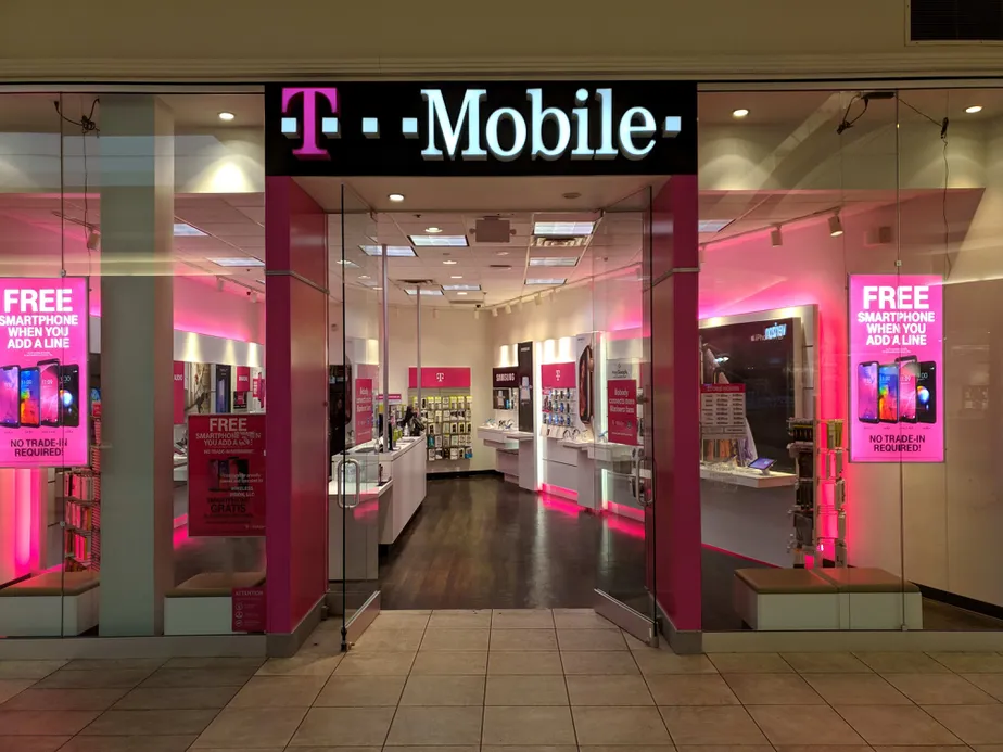 Foto del exterior de la tienda T-Mobile en South Hill Mall 3, Puyallup, WA