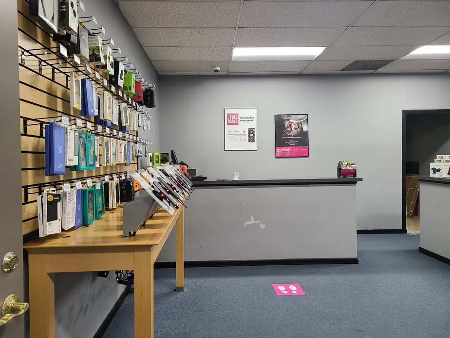  Interior photo of T-Mobile Store at US Hwy 42 N & Horseshoe Rd, Delaware, OH 