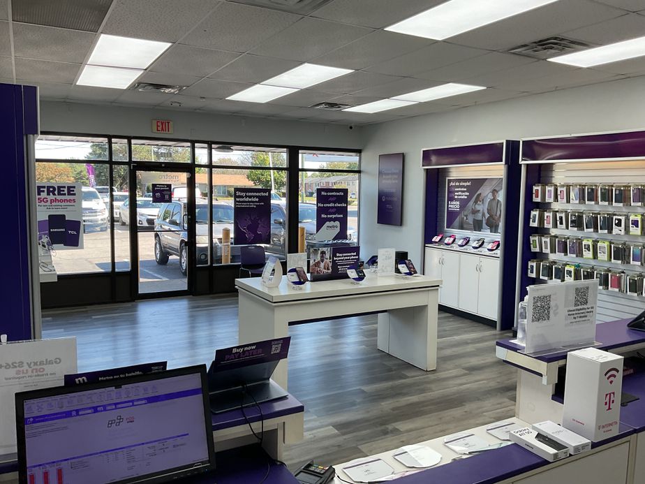 Metro by T-Mobile 4112 N High School Rd - 4112 N High School Rd 