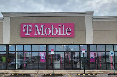 Exterior photo of T-Mobile Store at Sullivan Marketplace, Sullivan, MO